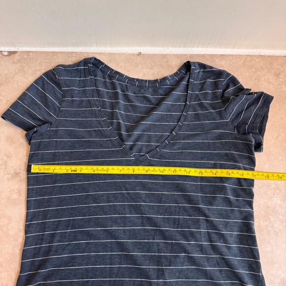 Lululemon Gray Stripe V Neck Short Sleeve Womens Size S T Shirt Activewear - Picture 7 of 9